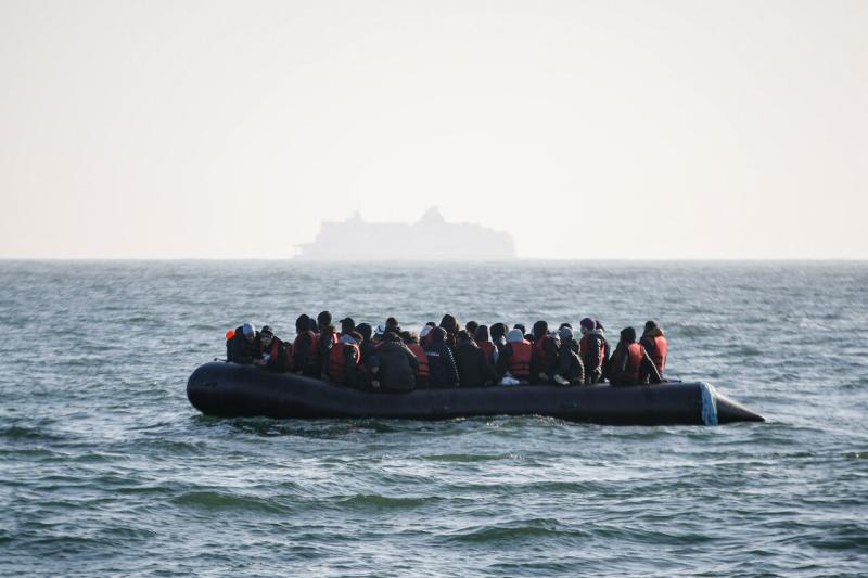 Migranten onderweg naar Frankrijk nadat hun boot kapseisde